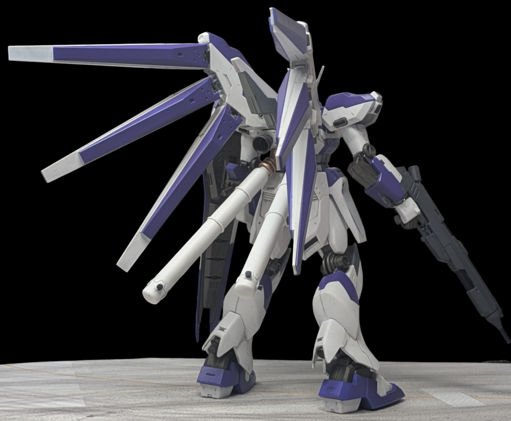 ペガサスチーム配備に伴いグラナダの技術研究開発本部グラナダ工廠では急ピッチでHi-νガンダムの再整備および再調整を開始。担当パイロットは地球にて作戦行動中の強襲揚陸艦ペガサスにいたためシュミレーターおよびスタークジェガンを用いた訓練を行なっていた。その一方で機体自体の再調整にはシューフィッターとしてロンド・ベル隊に一時復帰した第二次ネオ・ジオン抗争時のロンド・ベル隊MS隊元副隊長のシイコ・スガイが務め、グラナダにて空間戦闘用が、地球到着後は合流地点のトリントン統合基地にて地上戦闘用調整が行われた。