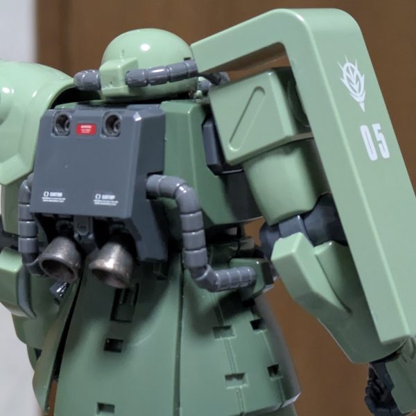 HGUCザクIIF2型ジオン軍仕様製作中!!今日はトップコートをかけてからデカール貼り。いつも過度になりすぎない程度のデカールしか貼らないので機体番号や国籍、CAUTION表記などあっさり目に。（2枚目）