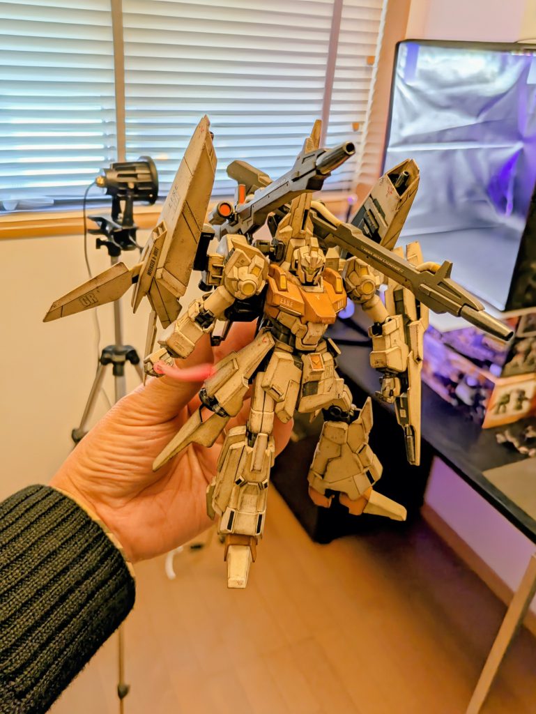 ④まで終わって、ここは濃いなって部分があったら、メラミンスポンジで拭くと、結構、薄くできます。そして艶消しトップコートを吹き、ウェザリングを固めます。艶消し吹くと、銀ハゲが曇ります。追いドライブラシをすると、剥げたてホヤホヤのギラッギラ✨️になりますが、やり過ぎにはご注意を❗️組み上げたら、さぁ撮影‼️三脚に取り付けているのは、リゼルから始めたビコーンのために購入したUVランプ💜