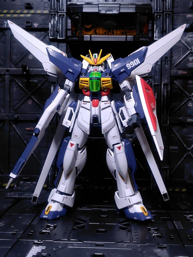 顔と背中でXが二つになっているデザイン良いですね。左手はビルドハンズ角形のS。