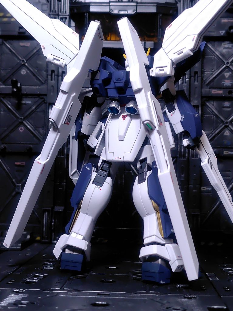 スラスターはシャインシルバーとメタリックブルー。ツインサテライトキャノンの合わせ目は前半分は普通に消して、後ろ半分は段落ち化。ライフルとふくらはぎも段落ち化。