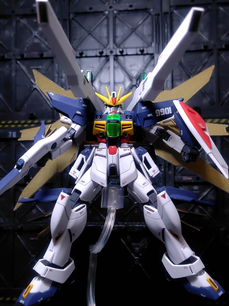 全部展開させると迫力ありますが、これでは場所を取りすぎるので残念ながら畳んで飾ることになります(gundam-kao8)