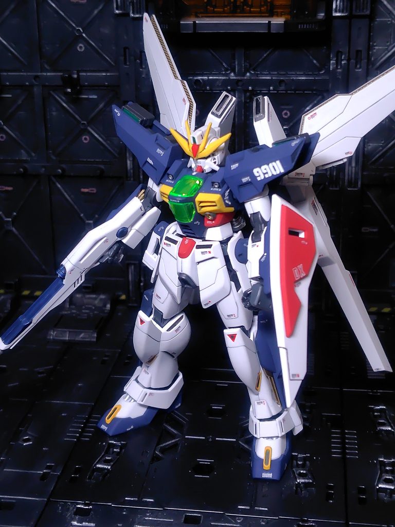 胴体などのダークグレー部をティターンズブルー2、関節などをガンメタルでそれぞれスプレーでランナー塗装。脚部のイエローやリフレクターとラジエータープレートのゴールド、ライフルのティターンズブルー、アンテナ中央と膝のレッド、バルカンやスラスターなど細かいところをガンマカ塗装。