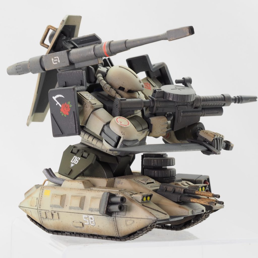 何となく旧キットは「胴体が大きく、タンクが小さめ」に見えたので、胴体とタンクの接続部を改造タンク側に胴体基部を若干埋め込み、重心を下げてガッシリしたプロポーションにしました。