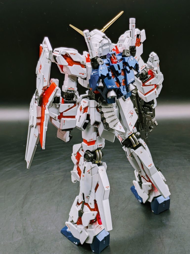 デカールを避けつつ、ザクザク指を刺しながら、デザインナイフでゲート跡を削ぎ、プリズムブルーグリーンを塗る…→全く色が違う💢　