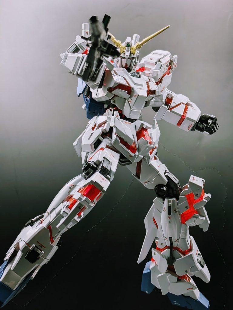 元々アンダーゲートじゃないところに、雑に切ったゲート跡が汚く残り、パーティングラインもクッキリ💦　しかもRG用のデカールを貼り込んでいる…&nbsp;いつか時が来たらリメイクしようと思ってました🙂‍↕️