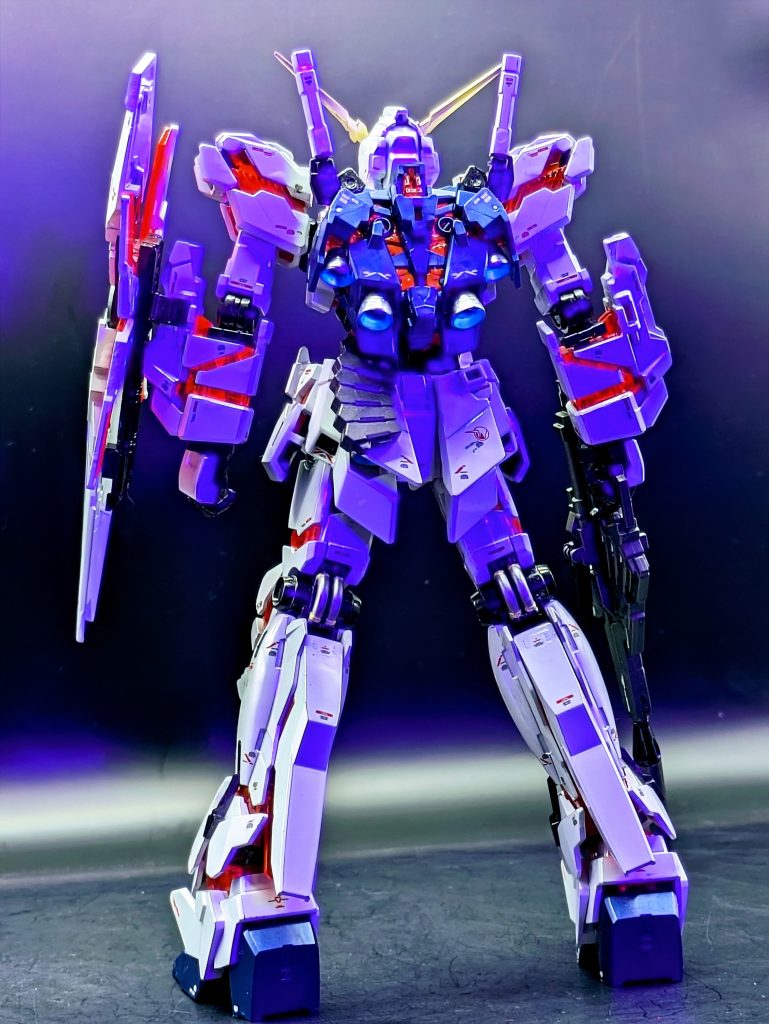 サイコフレーム、クリアレッドに蛍光ピンクを上塗り。筆塗り下手で、それこそベタベタ(zaku-kao9)バーニヤ内部の青もそうだけど、上手くビコーンが撮れない💢実際見ると、それなりにビコーンしてるのに…