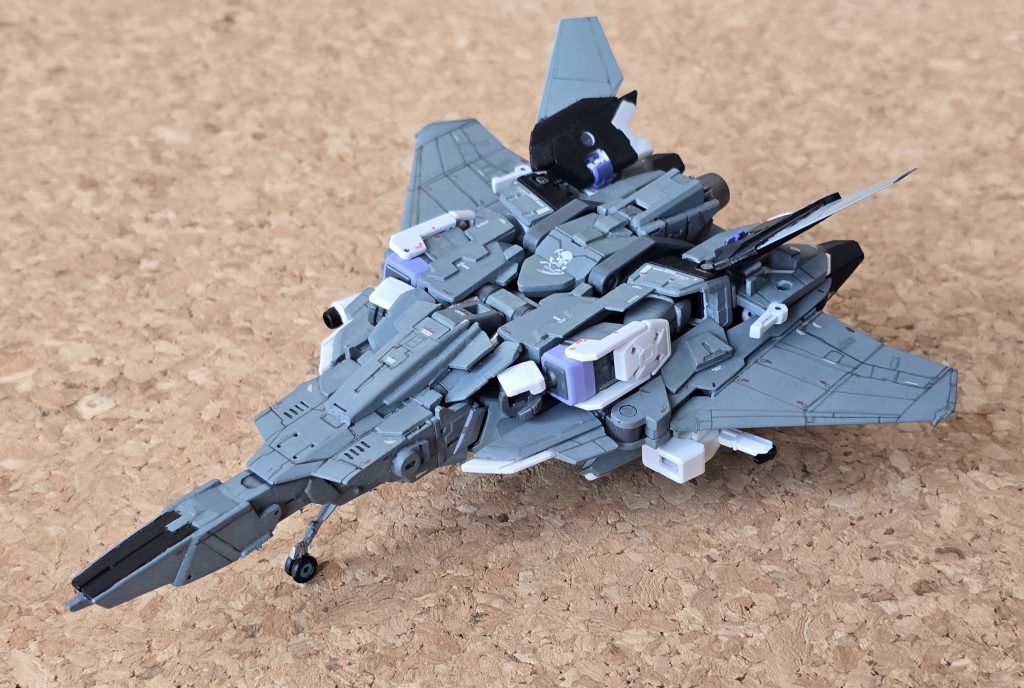 ファイター形態から変形させます。武器は着けたままで大丈夫です。まず腕を広げ、主翼前のスタビライザーを上に上げるとロックが外れるので、主翼を引き出します。