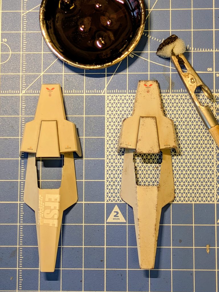 ②スポンジチッピング黒に赤を適当に混ぜた、焦げ茶色です。継ぎ足して使ってますので、秘伝のタレみたいです。以前、焼鉄色をドバッと入れてみたので、少しキラキラ✨️してます。コレをスポンジに含ませ、(私は模活の際、机に新聞紙を敷き、その上に作業マットを置いてます。)　おもむろに新聞紙に軽くトントン叩くように塗料を落としていきます。上手く説明出来ないのですが、イイ感じになってきたら、キットのエッジをメインに、新聞紙を叩いた時と同じように軽くトントンやります。少しだけエッジ以外もトントンします。しげの秀一さんの漫画を読んだことありますか❓️　彼の描く漫画、やたらピッピ ピッピと絵に何か飛んでます。そんな感じで、言うなればアクセントです🙂‍↕️。