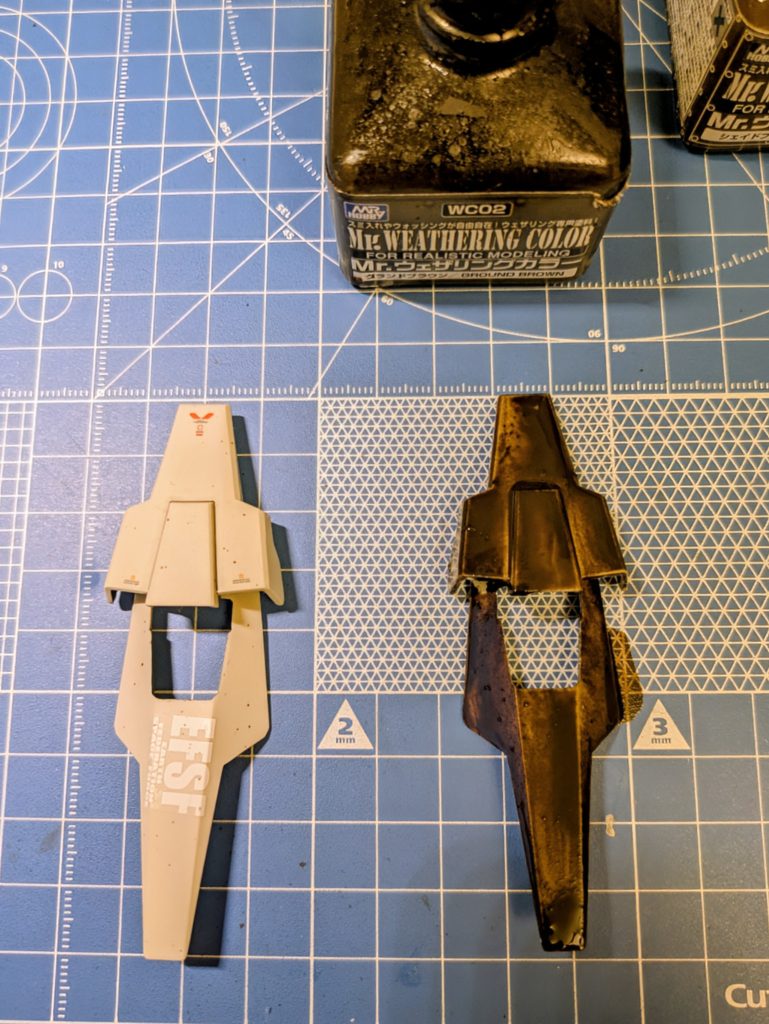 ①-1ウォッシング以降の写真もそうですが、左がbefore、右がafterになります。初見の人は驚くかも知れませんが、この位バシャッっとウェザリングカラーを塗り付けます。TAMIYAからも同様なモノが出てますが、経験則から割れ易い気がして、Mr.ホビーのモノを使ってます。幾つか色を揃えてますが、グランドブラウン単色の使用頻度が高いです。尚、左側のEFSFのデカールですが、位置調整してるうちにビリッと破れてきたので、斜めになってます。でも、凝視してると真っすぐに見えてきます(嘘です❗️)。同じく左側で、細かな点々が付着してますが、右を塗った時に飛んだウェザリングカラーです。見なかったことにして下さい❗️