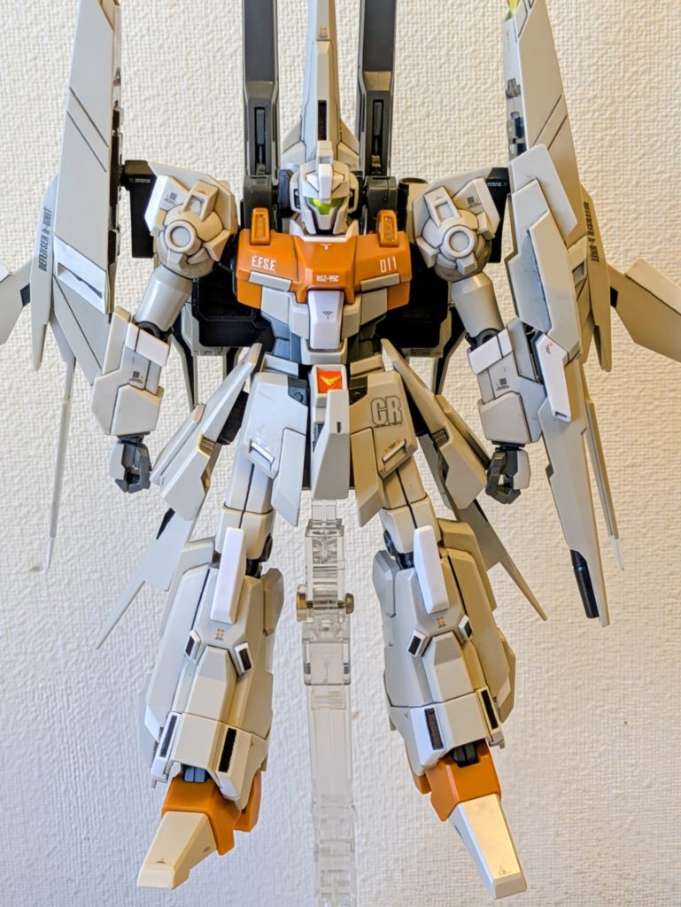 まず、キットは、部分塗装、スミ入れ、デカール貼りまで済ませておきます。(あぁ何か微妙なリゼルの出来💦)　汚すと、デカールの大半が見えなくなります(gandam2)。このリゼルも軽く100枚以上貼ってますが…　デカールを目立たせたい方は、汚し後や汚し中に貼りましょう。それを、分解出来る単位(ユニット)までバラし、艶消しトップコートを吹きます。次の①の工程で起きやすいエナメル割れを防ぐことと、食い付きをよくする為です。私は以下の4つの工程で汚していますが、各工程ごとに、始めたら一気に進めます。(①だったら、①だけ全部やってから②に進む。③、④も同じ。) 工程の途中で止めたり、各ユニットごとに①〜④までやると、組み上げた時、全体のバランスが崩れていることがあります。