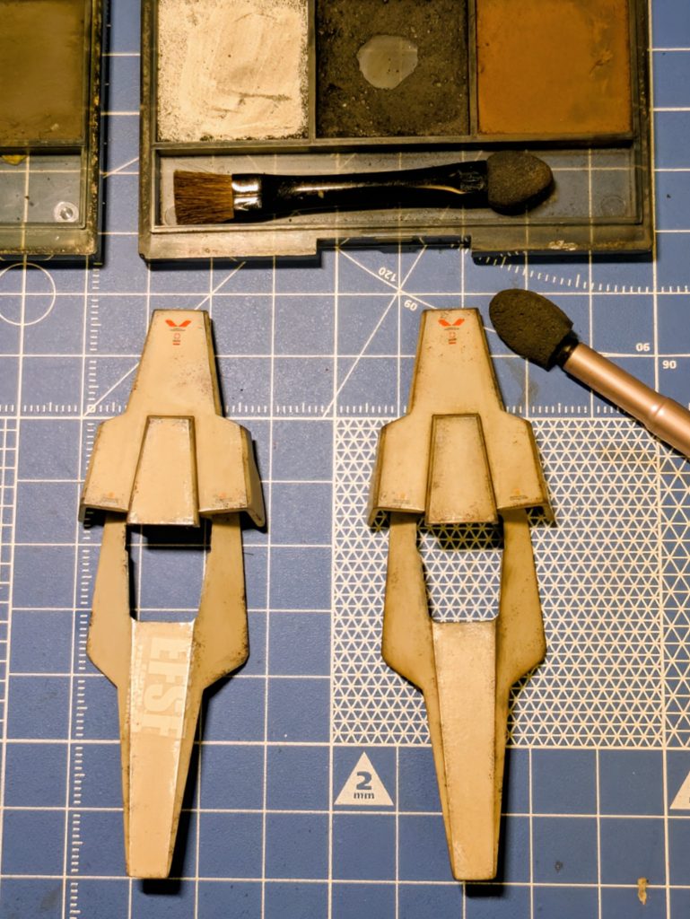 ④ウェザリングマスター(陰影＆スス他の汚し)写真で見て分かる通り、TAMIYAウェザリングマスターBセットのスス(中央)を多用しています。右のサビも結構使います。ブラシは100均のメイク用です。これもエッジ中心に擦り付けていきます。③で銀ハゲ入れすぎたとしても、④で隠せます。嘘みたいな話ですが、昔、ホビーショップで、黒立ち上げのグラデーション塗装を施した格好良いガンプラを見た時、その塗装方法を知らない私は、ウェザリングマスターを使ってグラデーションを出していると思っていました(zaku-kaウェザリングマスター…　私のフォロワーさんで、私にそんな称号を授けて下さった方がいます🤩。とても恐縮したのと同時に、このTAMIYAウェザリングマスターが思い浮かび、何か粉っぽくて、くしゃみが…🤧