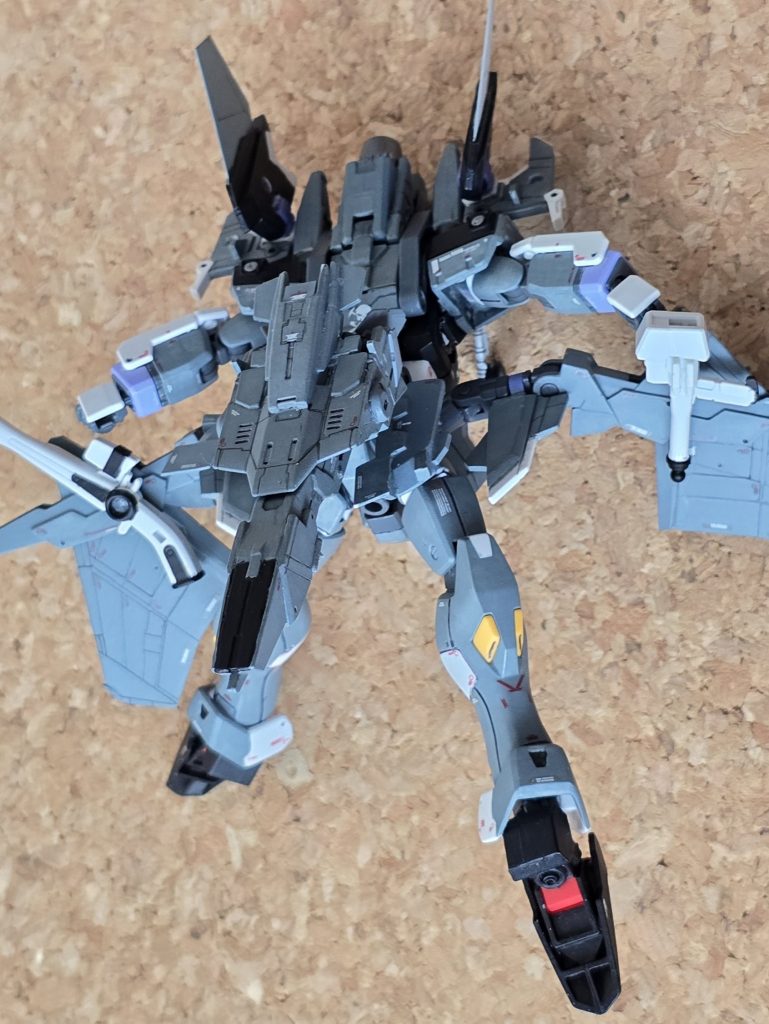 脚部を機首側へ回し展開していきます。同時に主翼パーツも270度、スタビライザーは90度回転させます。