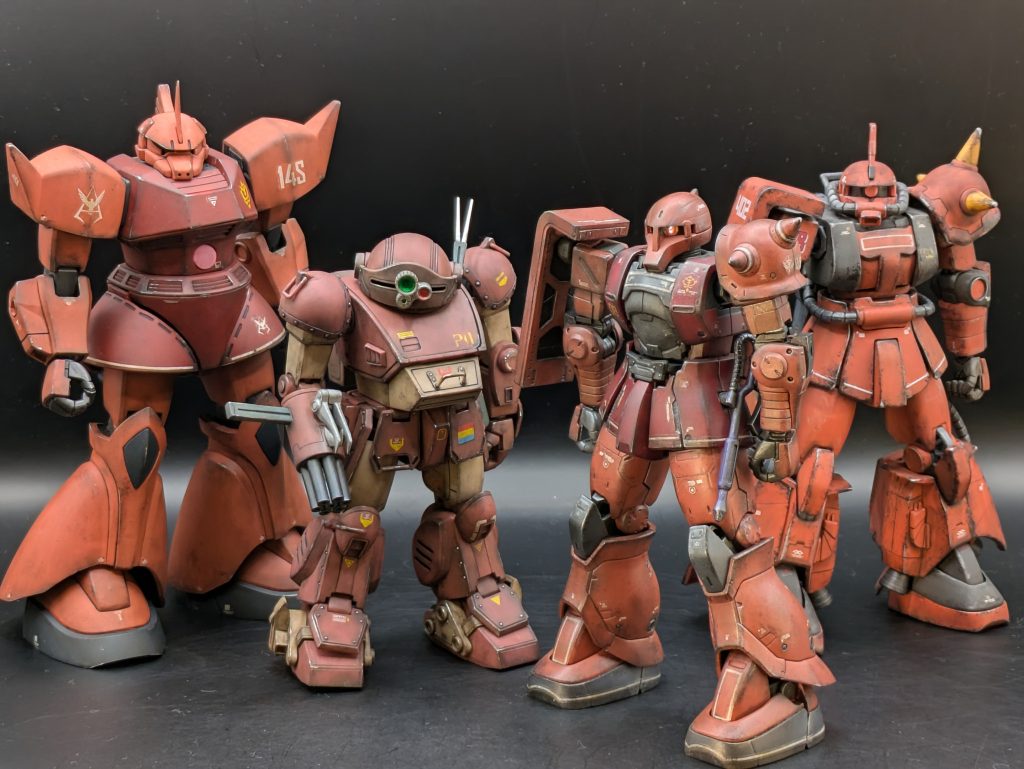 赤い機体は汚しが、よく似合う(zaku-kao2)ウェザリングは、手を掛ければ、掛けただけ変化を感じることができ、達成感が得られて楽しいです。(先日、チタニウムフィニッシュのUCを綺麗めリメイクしましたが、変化の無さに、改めて汚しの楽しさを実感しました。)ウェザリングの方法は他にもあります。興味を持たれた方、色々試してみてください。(私はウェザリングマーカーを試してみたけど、使いこなせなかった😅)