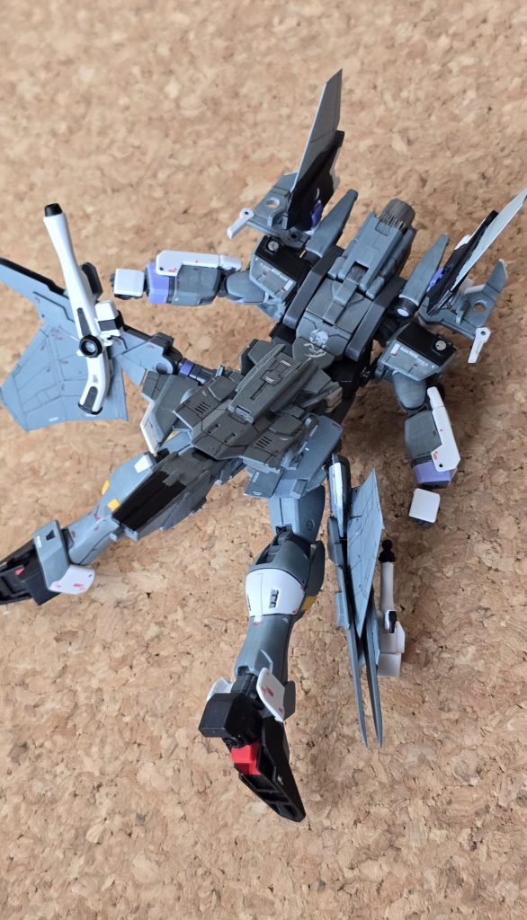 主翼の格納と、足甲の展開ができたら、太ももパーツの軸を回転させます。MSぽくなってきました。