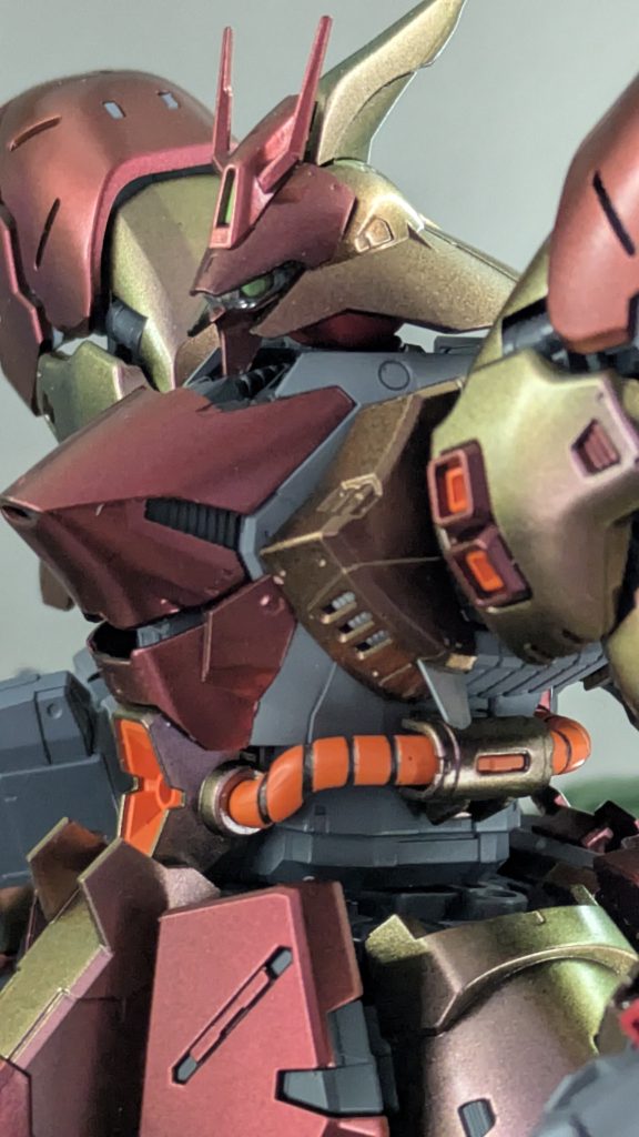 バストショットです。光の加減でゴールドがガッツリ出ちゃってますね。