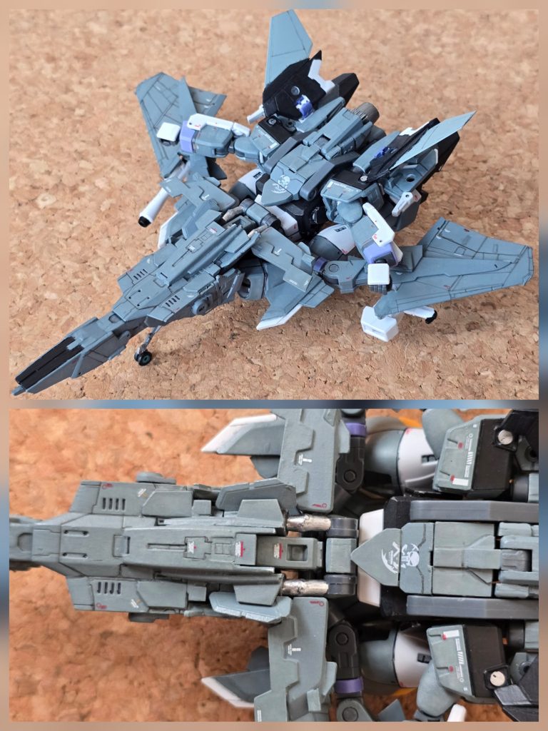 リアアーマーが90度の位置になると、機首フィンロッドが完全に持ち上がる通り道ができます。そのまま機種を持ち上げバックパックの方まで移動させます。ランディングギアが展開していればここで引っ込めます。