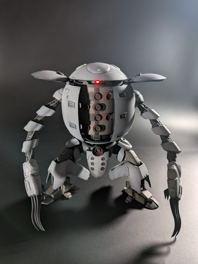 胴体内部がポールキャップ、頭、胴体外部、肩の丸い装甲はガチャガチャのカプセルで作製してます。肩はガンキャノンの肩パーツにパテ盛りでボリュームアップし、ハイゴックの腕の装甲をカットしてそれっぽく……。手はプラ板とパテで作製、クローは歯のフロスのピック部分を使用してます笑 脚部は、ハイゴックの物をベースにして、カットしたりパテ盛りしたり……プラ板で足部はプラ板で自作。所々カプールとディテールが違っているので、試作1号機ということでお許しください🙏