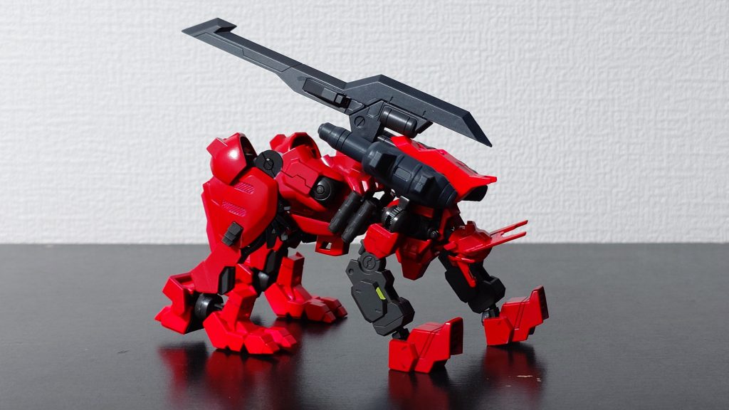 一応、ギガントジャベリンも装備出来ます(挟んでるだけですが😅)装備し忘れましたがマシンガンも定位置に装備したまま変形出来ます(*´ω｀*)♪RedBullってより頭の前部分のアンテナのせいで狐っぽく見えてしまう…😭