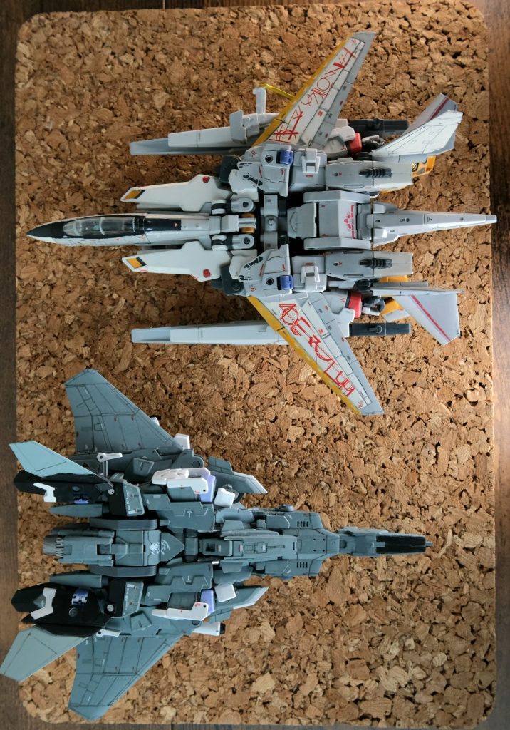 前作のシグルドリーヴァは腕の配置が主翼付け根より広がってしまい、多くの戦闘機は主翼付け根よりエンジン部分の幅が狭いことから、スヴァーヴァでは腕を機首側に着き出すように配置する事で対策しました。マニピュレーターが丸見えという点は、追加武装のしやすさと、ベースジャバー代わりになった時、ハンドルバー代わりに役立ちそうなのでカバーを着けない方向で決定。