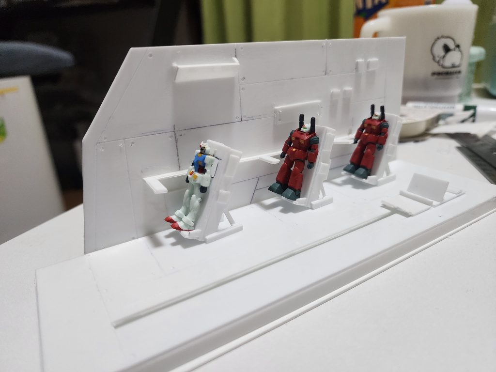 板貼り付けただけだと寂しいので簡単に筋彫りとリベットを入れますあとは塗るだけサッサッサ〜っと