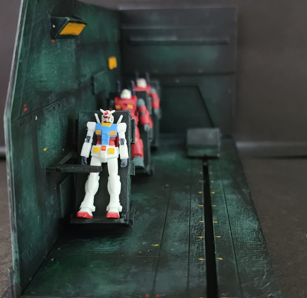 正面から、クルーの話し声が聞こえてくるかな…？