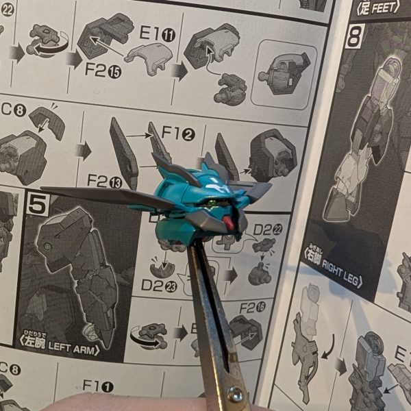 ザガンあとは部分塗装とデカールまで海老川カラーもっと淡いけど地球外縁軌道統制統合艦隊カラーだとこんなかんじなんだよなぁ…もう進むしかない😇目、ちっちゃすぎやでザガンくん（2枚目）