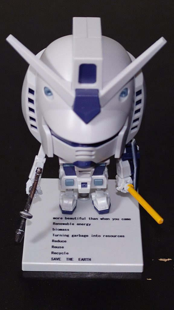 今さらですが、ビームライフルとビームサーベル、シールドをガンマカ塗装しました✨️はみ出まくってます💔