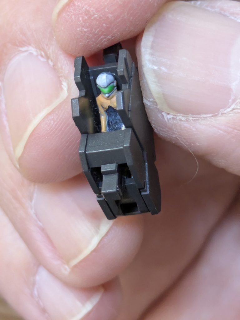 組み立てたら全く見えなくなる三日月も塗装しておきました。