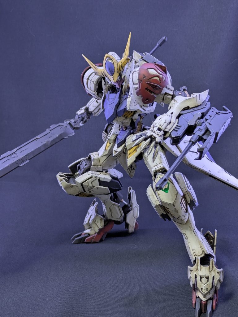 ドライブラシとスポンジチッピング等のウェザリングで白は成形色仕上げです。