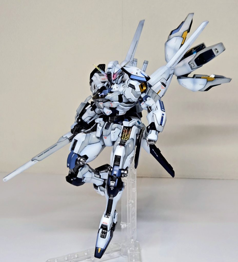 前作に続き、２作目の黒立ち上げのグラデ塗装。ホワイト、ニュートラルグレー、プリズムブルーブラックの3色をメインカラーに、スターブライトゴールドと少し調色したミディアムブルーをアクセントカラーにしました。