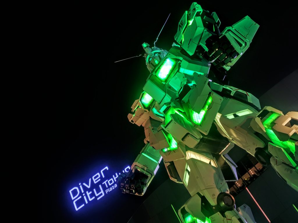 これですね、なかなか良く撮れてます。この時はスマホのカメラの機嫌が良くて、嬉しかったなぁ。私の住む兵庫県にも鉄人28号はいるんですが、ちょっと違うものを感じたり（笑）、やっぱりガンダムが良いっ。そんな立像をうまく光をコントロールして味付けてあげたり、撮る角度や撮る範囲、そういう構図をうまく合わせられると、