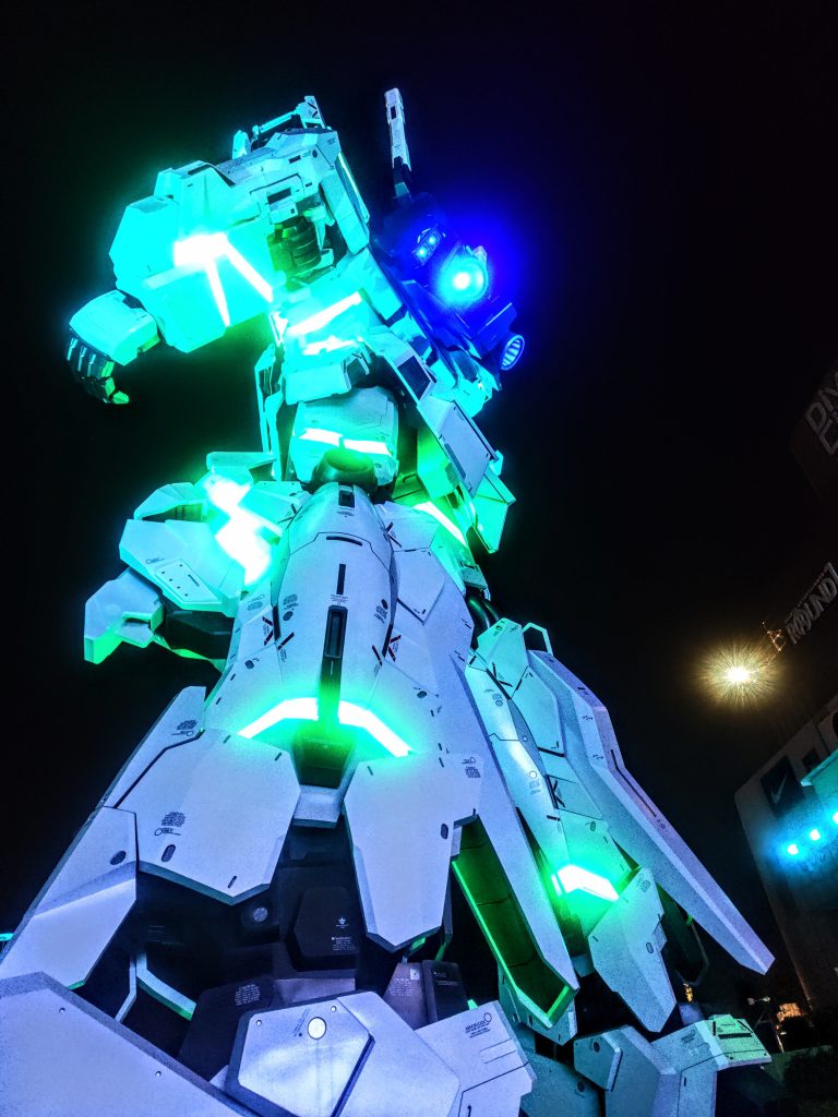 こう撮れたりします。こっちはもう少し神秘的な発光表現ですね。「やれるな、ユニコーン」みたいな。こういうのを1/144スケールキットで撮りたいんですが、なかなかうまく決まりませんよね、写真は本当に奥が深いです。だからこそ楽しい。それではキットに戻って、と。