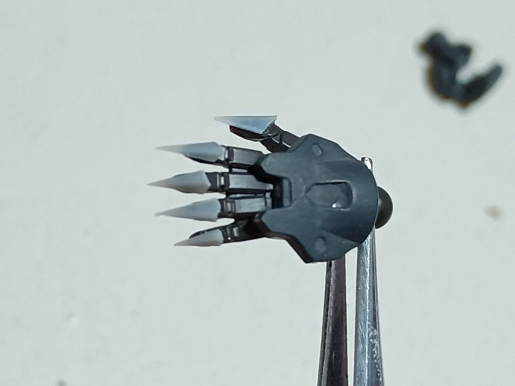 ツメ部分も四角プラパイプの角を貼っただけなので、作業量はごく僅かでした。