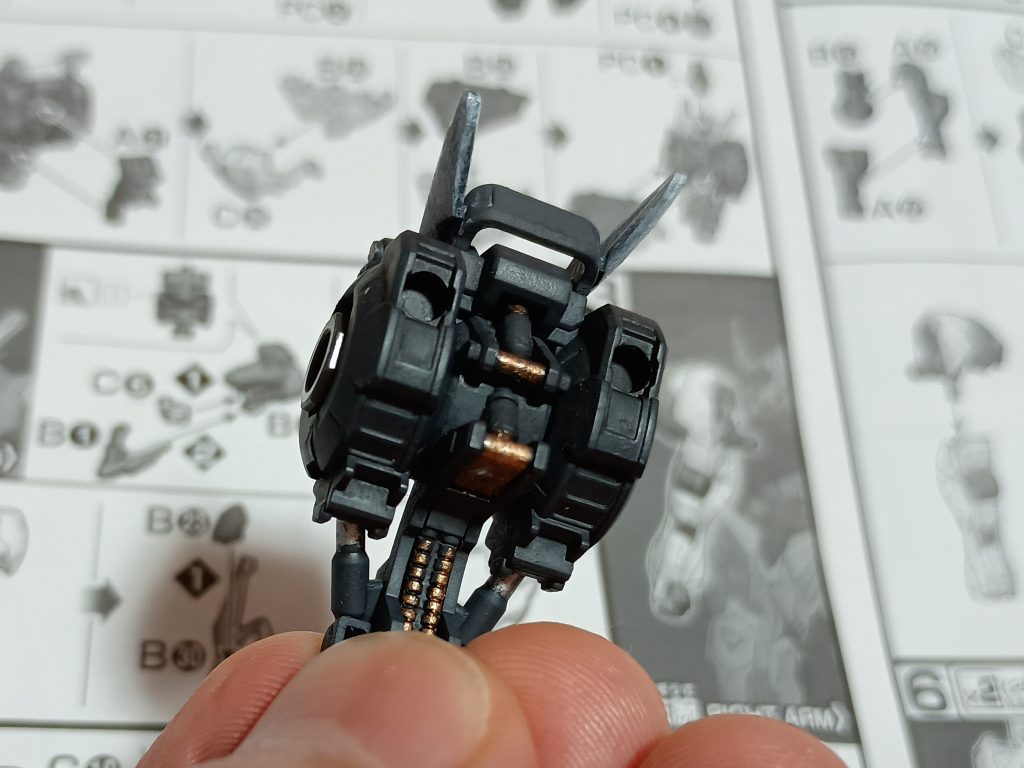 塗装はいつもどおりフリーハンドでぺしぺしと。実は見えない部分も塗っています。