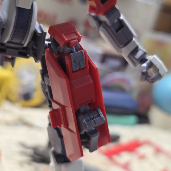 TR-6をベースにTR-S的なオリジナル機を作成開始！太もも前側には隠し腕を装備(4,5枚目参照)自画自賛にはなりますが、天才的なギミックになったかと…笑頭はサイコブレード装備にするか、バーザムⅡのものをベースにするか迷ってます…後ろ側はまだまだ考え中です（4枚目）