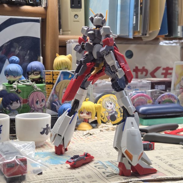 TR-6をベースにTR-S的なオリジナル機を作成開始！太もも前側には隠し腕を装備(4,5枚目参照)自画自賛にはなりますが、天才的なギミックになったかと…笑頭はサイコブレード装備にするか、バーザムⅡのものをベースにするか迷ってます…後ろ側はまだまだ考え中です（2枚目）
