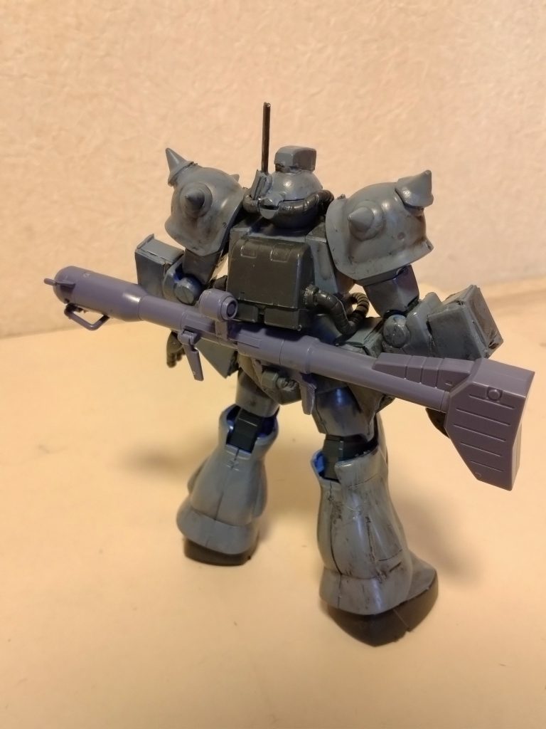 後ろにバトルオペレーション2を、参考に余ったポリキャップつけてみて、ジャイアントバズをマウントできるようにしてみました!武器マウントしてるとなんか…かっこいいですよね😁