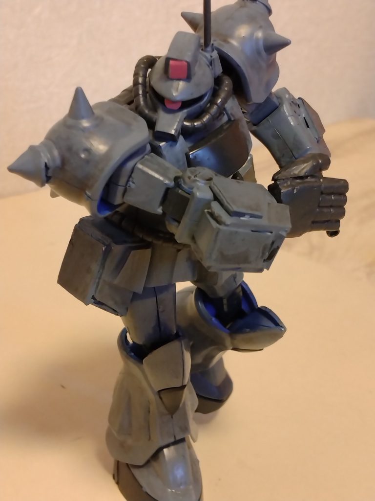 ショルダータックル!!頭のカメラ部分は若干変わってますね…でも、個人的には、いいかなって思いますかね。グフ重装型…ちょっとしか出ないでモノアイが光っただけで魅了されちゃうのぼくだけですか?笑。他の人もいますよねぇ!ねぇ!っていつも思ってます笑