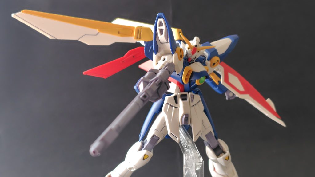 エントリーグレード自体はストライクに次いで2体目になります。ウイング系のガンプラを組むのは初めてだったので、いままで組んでたHGシリーズとのサイズ感に驚きました。