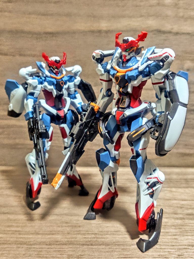 来た来た(笑)、このくらいの大きさの差があります。ちょっとGフレームは小さいんですよね。黒い三連星みたく、複数飾りたいときには丁度いいんですが。単体だと少し小さいかな。私はこのままHG版と並べるんでOKです、むしろ並ぶと結構この大きさの差が嬉しくもなります。スケール違いの同じやつ、これぞ違うんだよかぁちゃんですね(笑)。