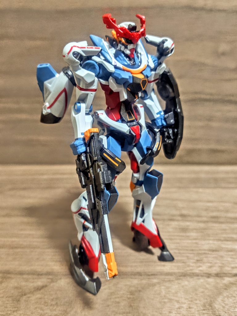 表紙詐欺でしたが、この通りガンメタで黒系のパーツはスプレーで吹いてます。とはいえモノとしてはそこまで変わらないかなと。その他は成型色。なかなかの色分けですし、細かなパーツの組み合わせから結果的にハイディテールになるという。デカールは今回私の追加は無し。そんな隙間ほぼ無いです。付属のシールのみのほとんどパチ組みですが、まぁこれは凄まじい出来です。トップコートも、このモデルはしっとり艶消し系の素材でしたから、まぁ。一応貼ったシールがすぐに剥がれてきそうなので、それをコートするために吹きましょうかね。