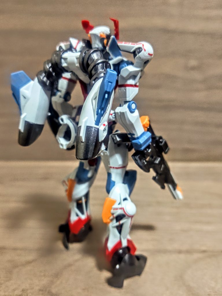 でね、これはね、言いたくないけれど、「私には作っていて非常に苦痛のモデルでした」私のような年寄りには厳しいですよ(泣)。パーツの細かさがおそらくこれまででトップクラス、というかトップでしょう。そして良くも悪くも艶消しのサラサラのフニャフニャ素材なので飛んでいったら探すのも大変(笑)。シールも貼り方一つとっても大変で、おまけに大量かつ超細かく、位置決めもほぼ一発勝負。「こんなもん子供が作れるかっ」ガンプラは子供の頃から作ってきた、などと私も言ってきましたが、今の子供はこれが作れるのか。こんなの私くらいの年齢になる頃には、全員ホビージャパンの作例やってるだろっ。