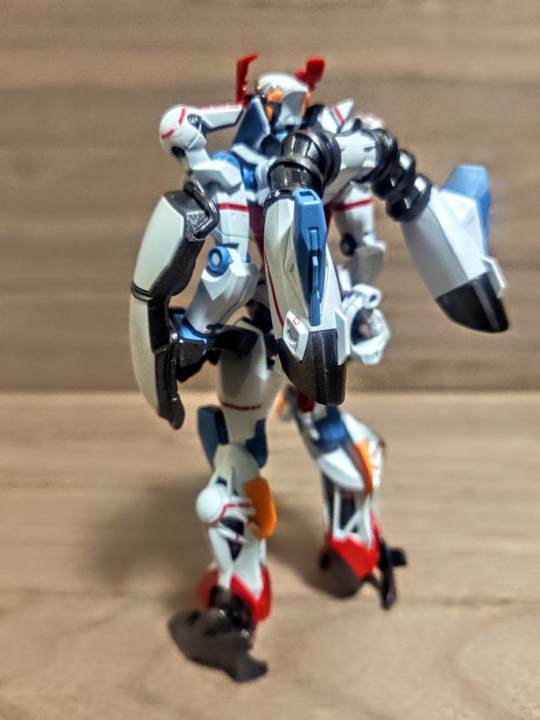 でも、苦痛だったそれを乗り越えると確かに素晴らしいモデルが完成します。もしかしたら大変だと感じたのは、思い入れの差かもしれませんね(笑)。この苦行の先にシナンジュのエングレービングが出来上がるってなると私も頑張れるのかもしれない。ジークアクスをエヴァンゲリオンと呼んじゃいけないくらいには理解していますが、やっぱり丸っこいフォルムよりカクカクしたやつの方が好きなので。