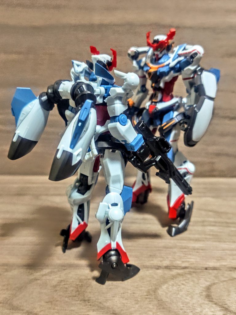 あと並べて感心したのは成型色。ちゃんとHGと同じようなカラーリングです。この白が微妙に青みがかっていて、どうしたことか初代のガンプラを思わせますね。もともと作品が初代のパラレルと言いますか、リスペクト??の強い作品なので、そうなったのでしょうかね。この色味がどちらも綺麗に再現されています。