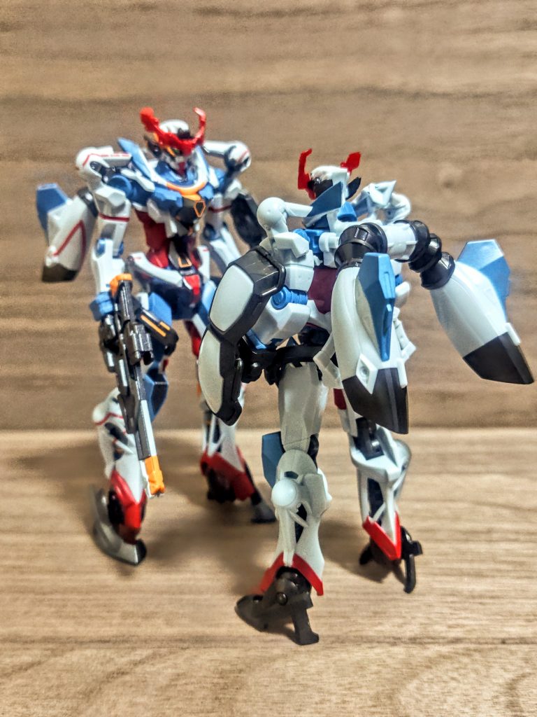 どちらもほぼ成型色、Gフレーム版は足回り等、結構ガンメタチックなので、こうしてHG版を塗っておいて良かった。並べるとほんとに同じように見えますね。さて、ここまでマンセーしてきたGフレーム版のおちゃめな所は肉抜きがハンパない所(笑)。ライフルなんて見えない側は抜けすぎなほどに穴が開いています。この辺りはここまで値上げしてもまだ無理ですかと。本当に?、本当に手抜きじゃない??(笑)、ちょっとだけ疑ってしまうくらいには高かったからさ。