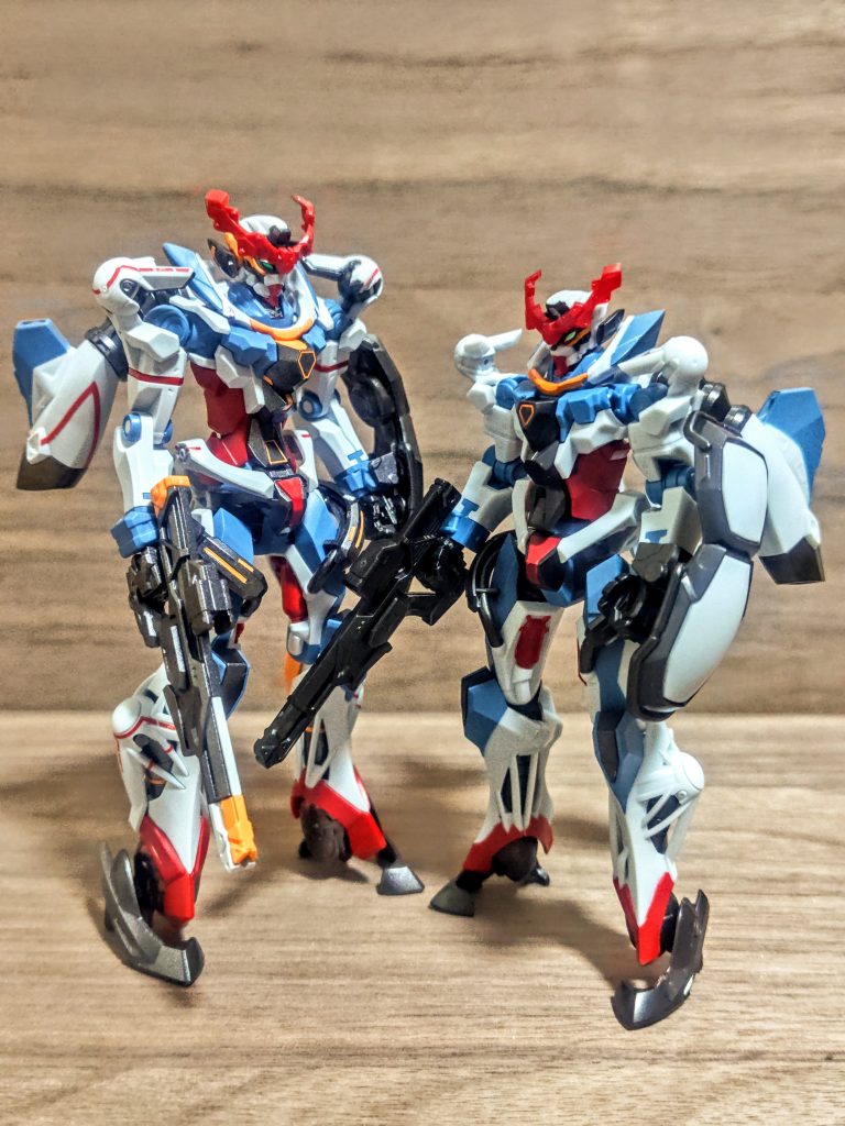 というわけで今回の比較はここまで。そうですねぇ、組み立て等に自信があり、それでもまだ作りながらレベルアップできるぜという方にはHG版がオススメ。出来上がりは当たり前にこちらが上ですからね。逆に簡単に組み立てられて、とにもかくにもアニメで見たポージングでブンドドしたいぜって人にはGフレームですか。ここで「安いしね」と言えないのが悲しいところ。思えばセールされていたHG版と同じような価格でしたから。こちらはなかなかセールされないし、無くなったら終わりですし。とはいえどちらもモノは素晴らしい、同じくらいに非常に満足度の高い模型です。素組みでもどちらも楽しめますし、何より好きな人には刺さるデザイン。エントリーグレードに甘やかされた私には厳しかったHGと、三連星含む標準的なGフレームたちとは全く違う新フレームを持ったGフレーム版。どちらも手に入れられて良かったです。一応私のオススメはGフレームですかね(笑)。それではまた次回お会いしましょう。ではまた。