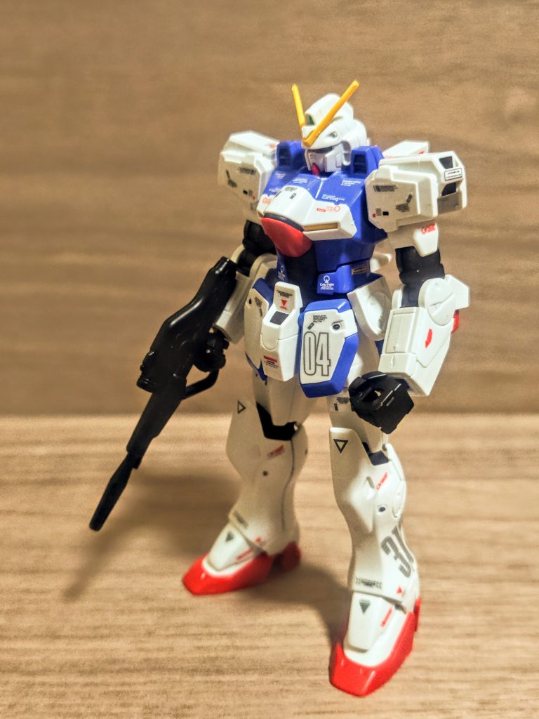 今回はHGUC版のリメイク作。ブルーだけ成型色が少しイメージより水色感が強すぎたんで、そこだけコバルトブルーで塗り直しました。あとは関節部分等セミグロスブラック、今回はグレーでも良かったのですが、肘関節を白に出来なさそうだったので、それならもう黒で良いやとなりました。それ以外は成型色です。デカールは完全に私の好みで貼りましたが、このモデルは小型モビルスーツ時代の機体というのもあって、無茶苦茶小さいんですよね。こんなにかというサイズ、ぶっちゃけ、Gフレームより小さいかも（笑）。それだけに貼るにしてもそんなにたくさんいける？、どこに？、と悩みつつとりあえず貼りました。こういう小さいのは貼れば貼るほど精密感がでます。Vガンは変形するし戦闘機みたいなもんなので、とにかく貼るべし（笑）、と。F91の辺りから小型化が進んだという設定ですが、私は大型化されていた頃の方が完成品が大きくなるので嬉しいです。「デカい方が作りやすいからなっ（笑）」