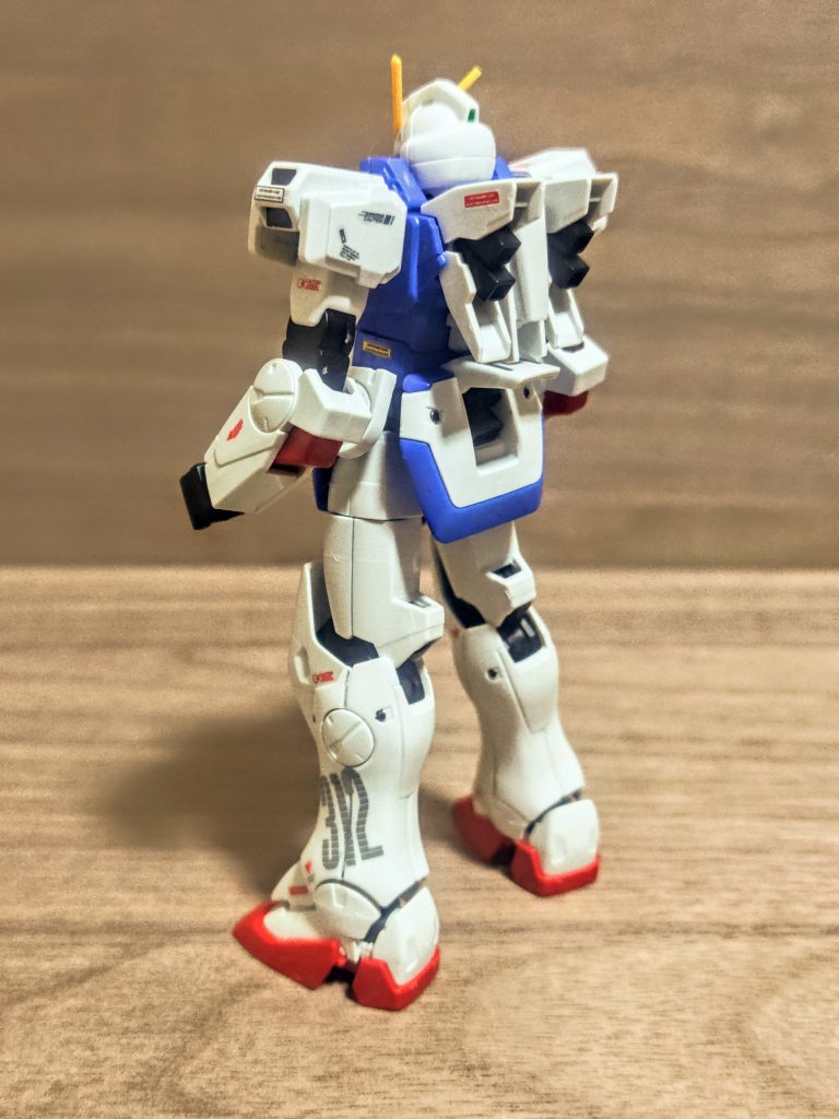 そこへ行くと流石は主人公機。このHGでVガンダムはリメイクされてなかなかの美しさを手に入れました。色分けも素晴らしく、コクピット周りの赤とグレーの僅かな隙間の色分けなんてたまりません、ここがこのキットの一番の見所。逆に足首周りの構造はななかなか思いつきませんでしたが、太もも周り含めこの辺りは賛否が別れるところです。特に太ももは回転軸がそこにあるのか、と（笑）。これは素直に付け根を丸軸にすればいいのになと思ってしまいますが、棒軸ゆえこうなったんでしょう。ポリキャップはまだ使われている時代なので、それなら尚更と思わされます。背面スラスターは全オープン。私のように素立ちで飾る人には、「飛ぶ気満々やんっ」となります、でもカッコイイですよ。なので総じてキットとしては満足度は高いです。