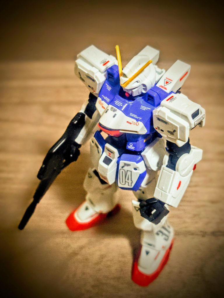 というわけで、HGUC版Vガンダムでした。値上げしたのかな？？、それでも1500円ほど。この値段なら子供も買えますし、手を加えるにしても嬉しいところでしょう。それこそ今の子達は知らないでしょうが、それでも「子供でも買えます作れます」というのは良いことです。片刃ニッパーがとか、ヤスリが、そして塗料が、大人がこだわりだすとそれは圧巻のクオリティの作品になりますが、まずは子供が作れてブンドドして飾れるのが一番。そうすると私のような年寄りヒヨッコファンも作れますからね（笑）。明らかに価格帯は大人向けの趣味になってきています。それでもガンプラというオモチャとしての原点は忘れちゃいけないと思います。トミカを見習わなくちゃ。せっかく真っ白だった時代から色プラとして進化してきたんですから。とか何とか言いつつ今回はここまで。なかなか素晴らしいキットでした。ちょっと設定からして小さい機体なんで完成品が小さいかも。そこは仕方ないんですが、ポリキャップも良いよね、作りやすいし良く動く、エントリーグレードとほぼ変わらないよね、君にも組み立てられるさっ、そのくらいの難易度です。オススメのキットです。ありがとうございました、それではまた。